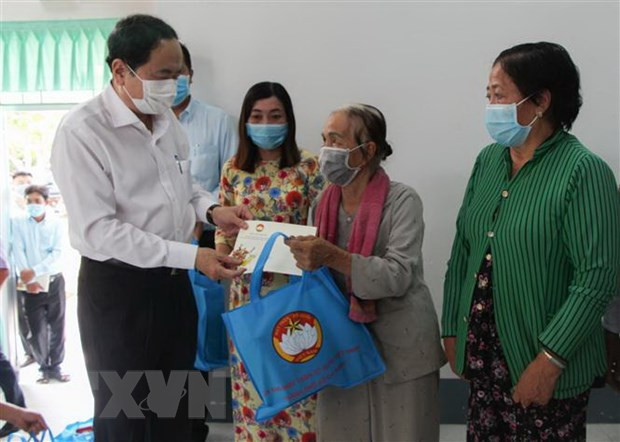 Entregan regalos del Tet a familias desfavorecidas en provincia sureña de Hau Giang ảnh 1