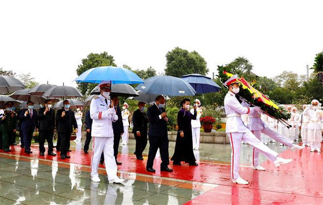 Dirigentes de Vietnam rinden tributo al Presidente Ho Chi Minh en ocasión del Año Nuevo Lunar ảnh 2 Dirigentes de Vietnam rinden tributo al Presidente Ho Chi Minh en ocasión del Año Nuevo Lunar ảnh 2