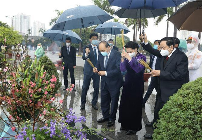 Dirigentes de Vietnam rinden tributo al Presidente Ho Chi Minh en ocasión del Año Nuevo Lunar ảnh 3 Dirigentes de Vietnam rinden tributo al Presidente Ho Chi Minh en ocasión del Año Nuevo Lunar ảnh 3