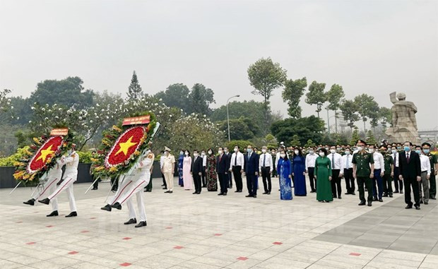 Dirigentes de Ciudad Ho Chi Minh rinden homenaje a los mártires de guerra ảnh 1 Dirigentes de Ciudad Ho Chi Minh rinden homenaje a los mártires de guerra ảnh 1