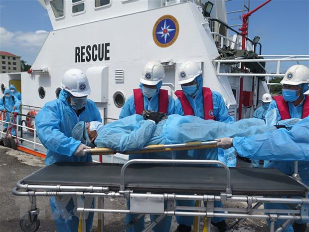Socorritas de Vietnam rescatan a marinero filipino en el mar por urgencia médica ảnh 1 Socorritas de Vietnam rescatan a marinero filipino en el mar por urgencia médica ảnh 1