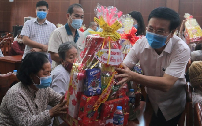Entregan regalos de Tet a personas necesitadas en provincia de Dong Nai ảnh 1 Entregan regalos de Tet a personas necesitadas en provincia de Dong Nai ảnh 1