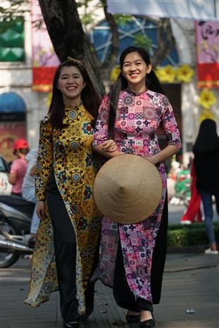[Fotos] Ao dai enaltece la belleza de la mujer vietnamita ảnh 2