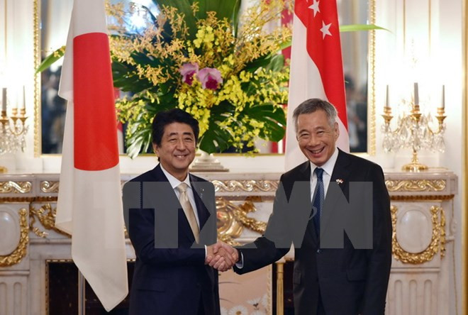 Líderes de Japón y Singapur discuten asuntos de TPP y de Mar del Este ảnh 1 Líderes de Japón y Singapur discuten asuntos de TPP y de Mar del Este ảnh 1