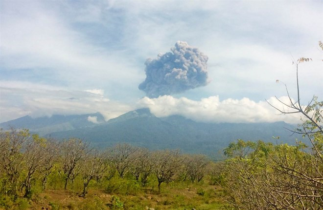 Indonesia evacúa más de mil turistas por erupción volcánica ảnh 1