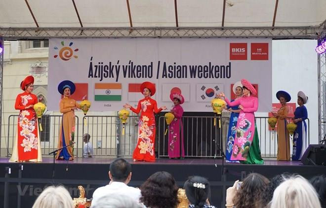 Participa Vietnam en Festival “Días del Fin de Semana de Asia” en Eslovaquia ảnh 1