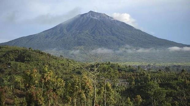 Alerta Indonesia peligro para la aviación por erupción del volcán Kerinci ảnh 1 Alerta Indonesia peligro para la aviación por erupción del volcán Kerinci ảnh 1