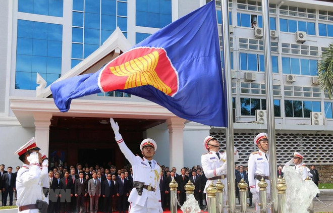 Izan bandera de la ASEAN en Laos para celebrar 52 años de su fundación ảnh 1 Izan bandera de la ASEAN en Laos para celebrar 52 años de su fundación ảnh 1
