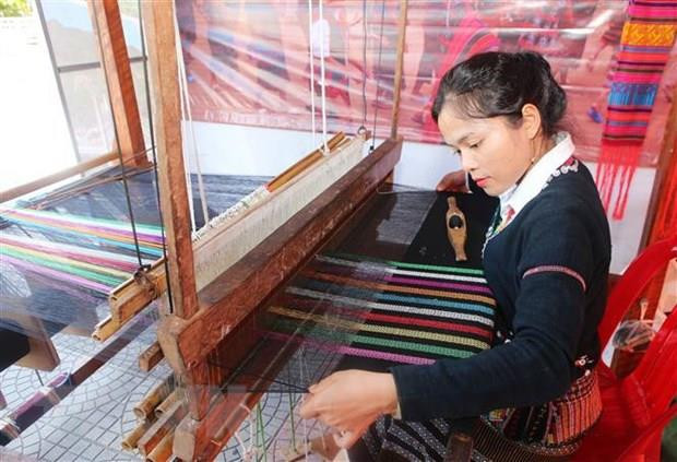 Promocionan productos de seda y brocado de Vietnam ảnh 1 Promocionan productos de seda y brocado de Vietnam ảnh 1