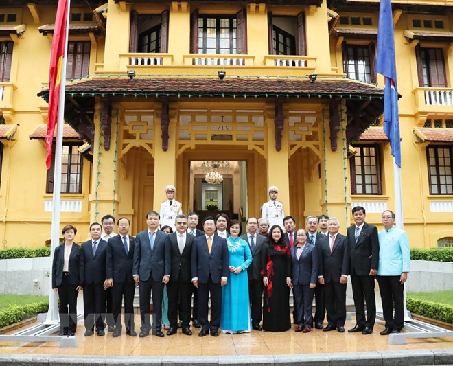 Izan bandera de la ASEAN en Vietnam por aniversario 53 de su fundación ảnh 1
