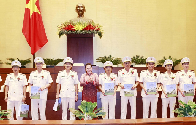 Presidenta del Parlamento vietnamita se reúne con figuras ejemplares de la fuerza policial ảnh 1 Presidenta del Parlamento vietnamita se reúne con figuras ejemplares de la fuerza policial ảnh 1