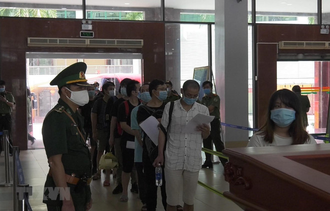 Vietnam repatría a 113 ciudadanos chinos que entraron ilegalmente al país ảnh 1