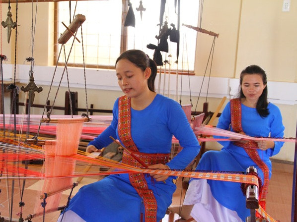 Artesanos de Ninh Thuan intentan recuperar antiguos brocados de la etnia Cham ảnh 1 Artesanos de Ninh Thuan intentan recuperar antiguos brocados de la etnia Cham ảnh 1