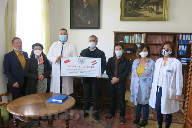 Vietnamitas en Hungría se unen a la lucha contra pandemia del COVID-19 ảnh 3 Vietnamitas en Hungría se unen a la lucha contra pandemia del COVID-19 ảnh 3