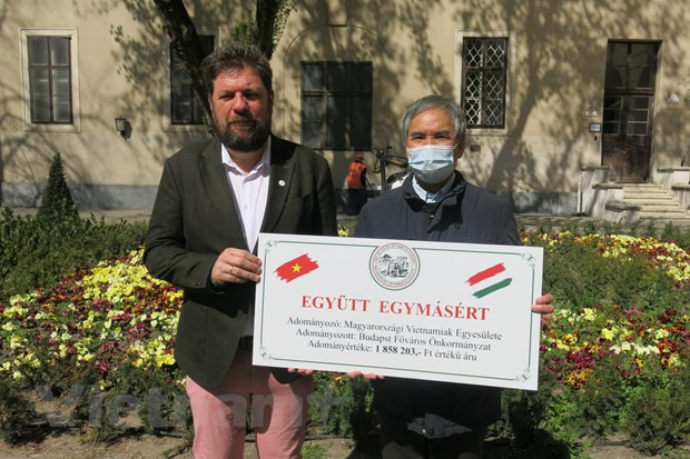 Vietnamitas en Hungría se unen a la lucha contra pandemia del COVID-19 ảnh 2 Vietnamitas en Hungría se unen a la lucha contra pandemia del COVID-19 ảnh 2