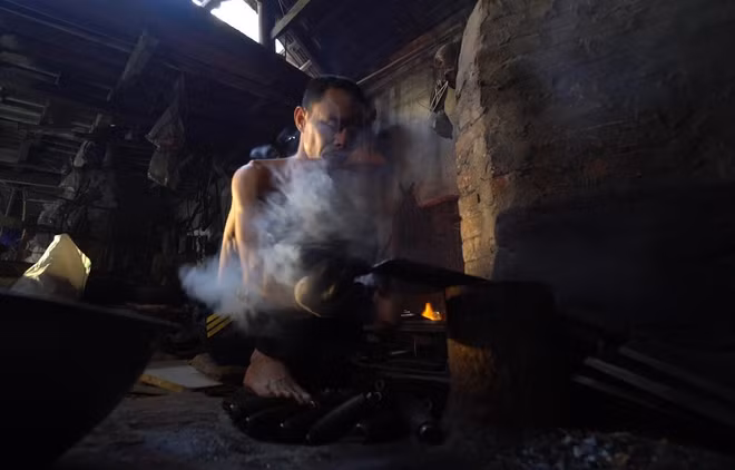 Aldea de Da Sy, Hanoi, preserva oficio de forjador centenario ảnh 1