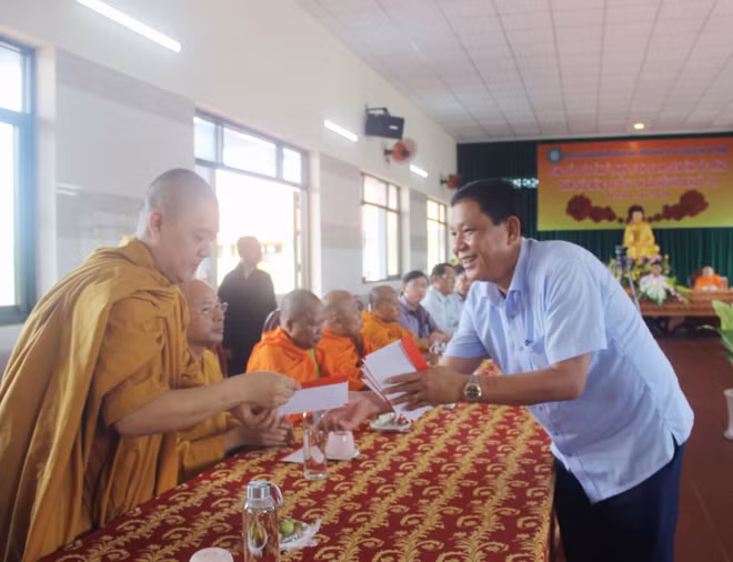 Entregan regalos a dignatarios religiosos en ocasión de los festivales de Vu Lan y Sene Dolta ảnh 2