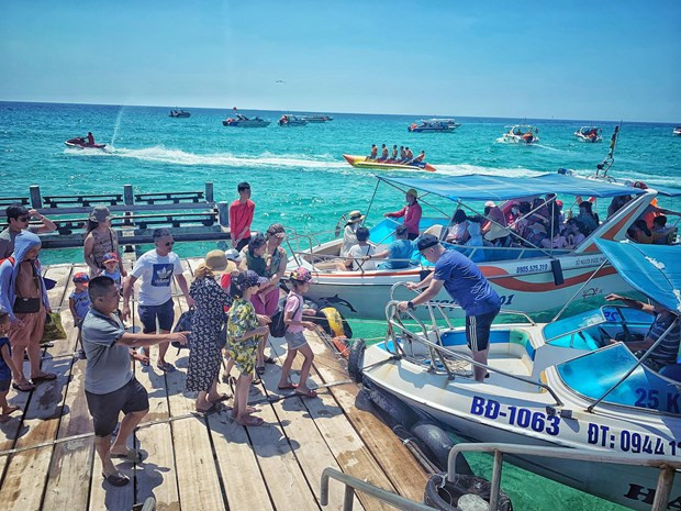 Vietnam estimula el turismo doméstico para recuperar la industria sin humo ảnh 2