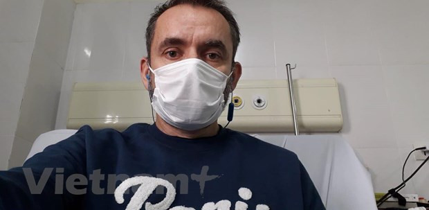 Diplomático francés comparte experiencias de tratamiento del COVID-19 en Vietnam ảnh 2