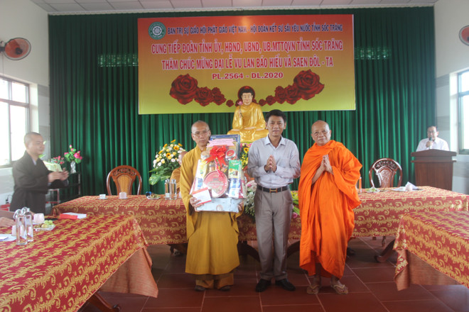 Entregan regalos a dignatarios religiosos en ocasión de los festivales de Vu Lan y Sene Dolta ảnh 4 Entregan regalos a dignatarios religiosos en ocasión de los festivales de Vu Lan y Sene Dolta ảnh 4