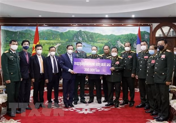 Ministerio de Defensa de Laos apoya el Fondo de Control de COVID-19 de Vietnam ảnh 1
