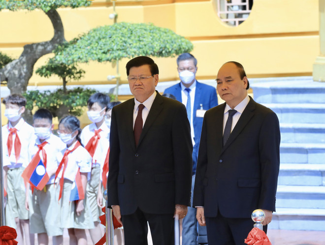 Prensa laosiana destaca visita a Vietnam de su máximo dirigente ảnh 2