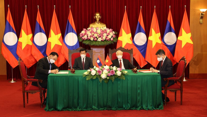 Máximos dirigentes de Vietnam y Laos asisten a firma de documentos de cooperación bilateral ảnh 1 Máximos dirigentes de Vietnam y Laos asisten a firma de documentos de cooperación bilateral ảnh 1