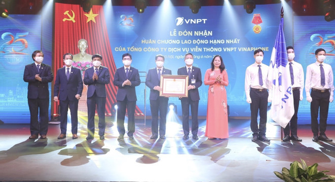 Condecoran al primer operador móvil vietnamita con orden nacional ảnh 1 Condecoran al primer operador móvil vietnamita con orden nacional ảnh 1