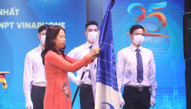 Condecoran al primer operador móvil vietnamita con orden nacional ảnh 2 Condecoran al primer operador móvil vietnamita con orden nacional ảnh 2