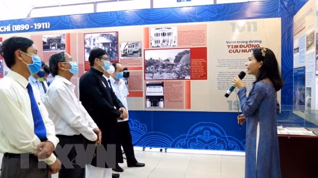 Celebran en Hue exposición sobre el viaje de Ho Chi Minh para salvar a la Patria ảnh 1