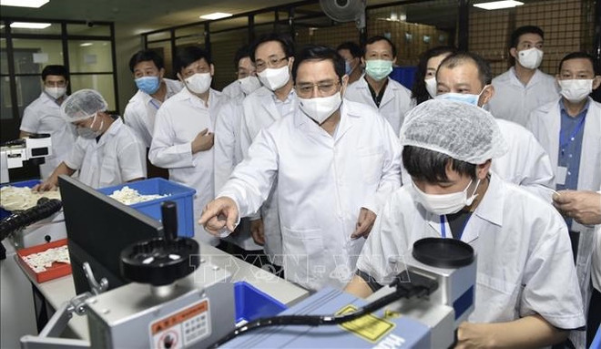 Primer ministro de Vietnam insta a acelerar la producción de vacuna contra el COVID-19 ảnh 2 Primer ministro de Vietnam insta a acelerar la producción de vacuna contra el COVID-19 ảnh 2