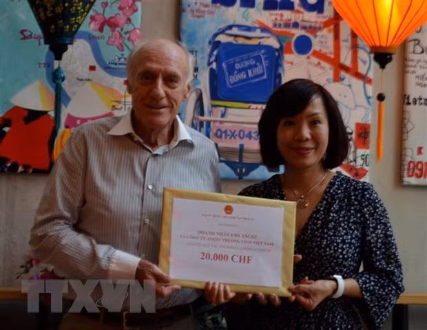 Comunidad vietnamita en Suiza apoya la lucha contra el COVID-19 en Vietnam ảnh 1