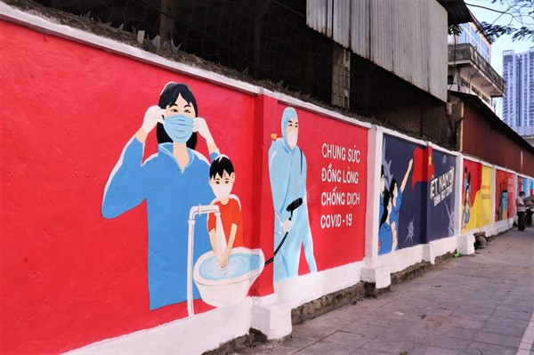 Lanzan en Hanoi proyecto de murales de propaganda sobre lucha contra COVID-19 ảnh 1