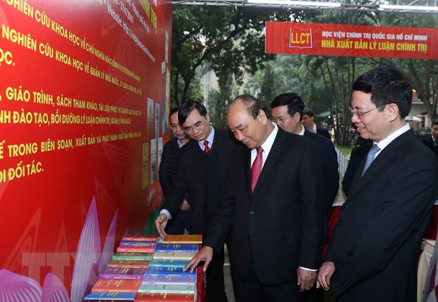 Asiste premier de Vietnam a exposición literaria por los 90 años del Partido Comunista ảnh 1 Asiste premier de Vietnam a exposición literaria por los 90 años del Partido Comunista ảnh 1