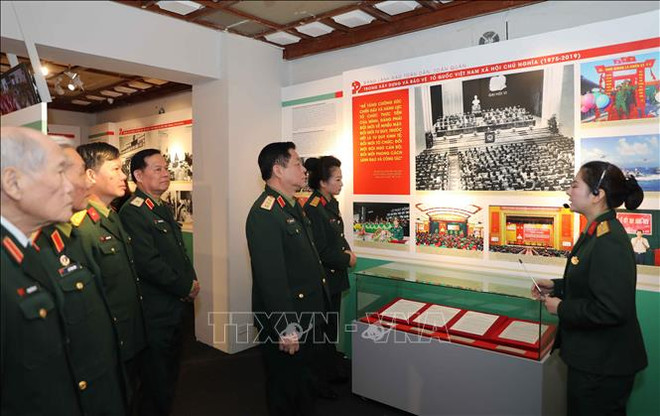 Exposición sobre la historia del Partido Comunista de Vietnam abre sus puertas en Hanoi ảnh 1
