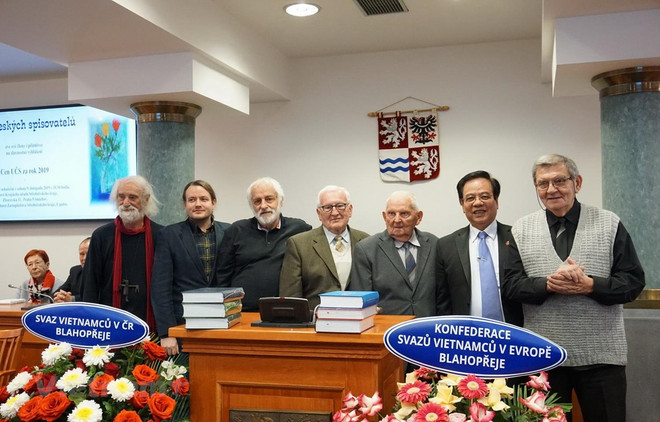 Gana enciclopedia checo- vietnamita premio Diccionario del año ảnh 1 Gana enciclopedia checo- vietnamita premio Diccionario del año ảnh 1