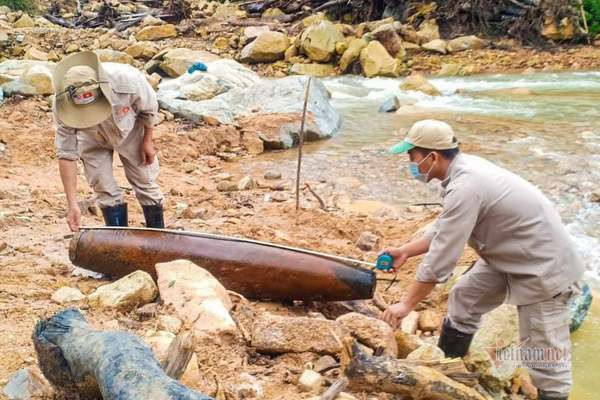 Trasladan con éxito bomba de 227 kilogramos hallada en provincia vietnamita ảnh 1 Trasladan con éxito bomba de 227 kilogramos hallada en provincia vietnamita ảnh 1