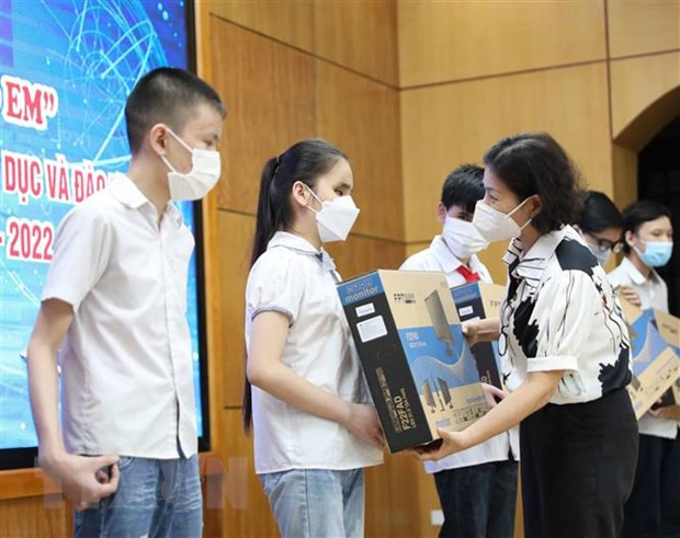Apoyan a alumnos desfavorecidos en Vietnam con dispositivos de aprendizaje ảnh 1 Apoyan a alumnos desfavorecidos en Vietnam con dispositivos de aprendizaje ảnh 1