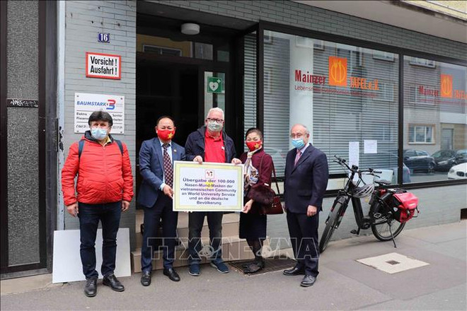Comunidad vietnamita dona 100 mil mascaras sanitarias para 16 estados de Alemania ảnh 1 Comunidad vietnamita dona 100 mil mascaras sanitarias para 16 estados de Alemania ảnh 1