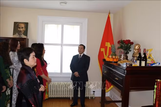 Proyectan establecer una sala de exposiciones sobre Presidente Ho Chi Minh en Canadá ảnh 1