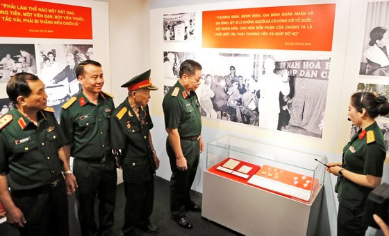 Inauguran exposición temática “Tío Ho siempre en nuestro corazón” ảnh 1 Inauguran exposición temática “Tío Ho siempre en nuestro corazón” ảnh 1