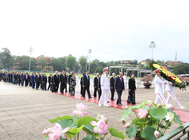Rinden homenaje al Presidente Ho Chi Minh en ocasión del 130 aniversario de su natalicio ảnh 1 Rinden homenaje al Presidente Ho Chi Minh en ocasión del 130 aniversario de su natalicio ảnh 1