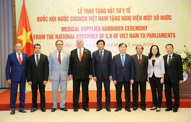 Presenta Asamblea Nacional de Vietnam suministros médicos a parlamentos extranjeros ảnh 1 Presenta Asamblea Nacional de Vietnam suministros médicos a parlamentos extranjeros ảnh 1