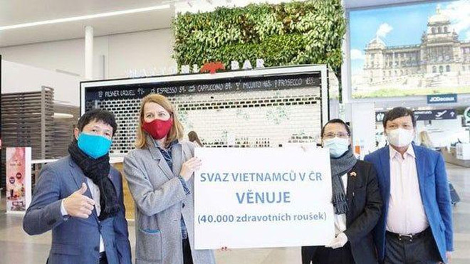 Reconocen esfuerzos de comunidad vietnamita en República Checa para combatir el COVID-19 ảnh 1 Reconocen esfuerzos de comunidad vietnamita en República Checa para combatir el COVID-19 ảnh 1