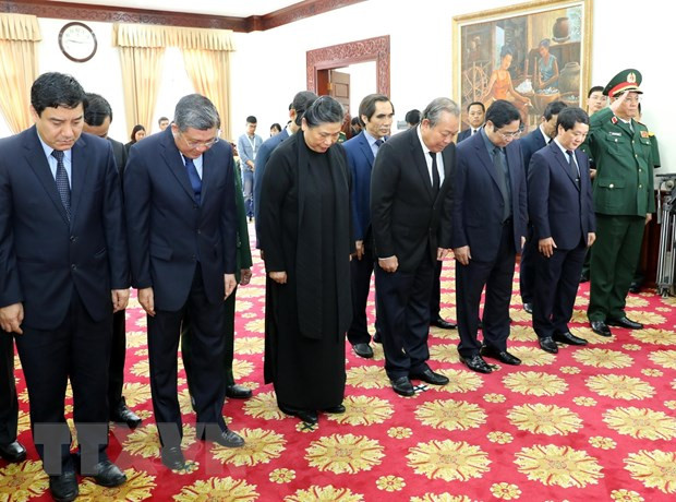 Rinde delegación de alto nivel de Vietnam homenaje póstumo a expremier de Laos ảnh 1 Rinde delegación de alto nivel de Vietnam homenaje póstumo a expremier de Laos ảnh 1