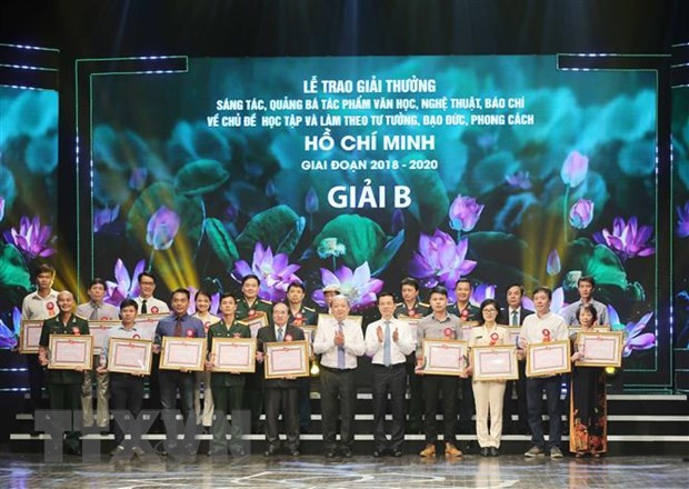 Entregan premios a obras destacadas en seguimiento del ejemplo moral del Presidente Ho Chi Minh ảnh 1 Entregan premios a obras destacadas en seguimiento del ejemplo moral del Presidente Ho Chi Minh ảnh 1