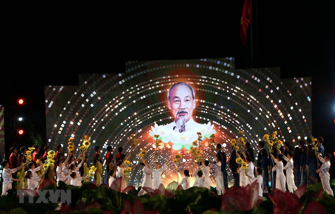 Puente televisivo realza la vida del Presidente Ho Chi Minh ảnh 1 Puente televisivo realza la vida del Presidente Ho Chi Minh ảnh 1