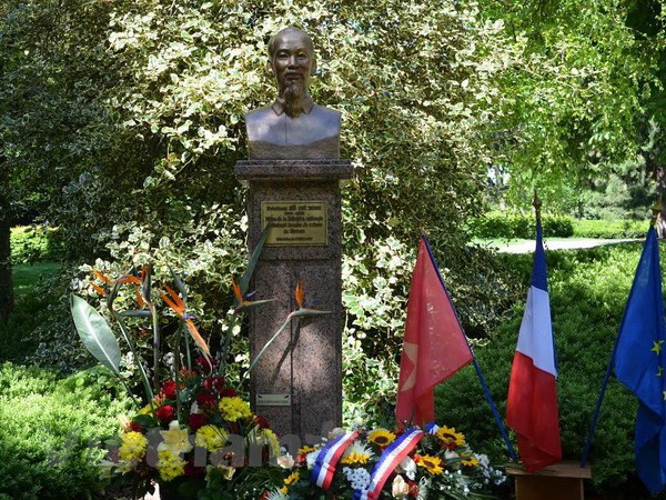 Vietnamitas en Francia homenajean al Presidente Ho Chi Minh por 130 aniversario de su natalicio ảnh 1 Vietnamitas en Francia homenajean al Presidente Ho Chi Minh por 130 aniversario de su natalicio ảnh 1