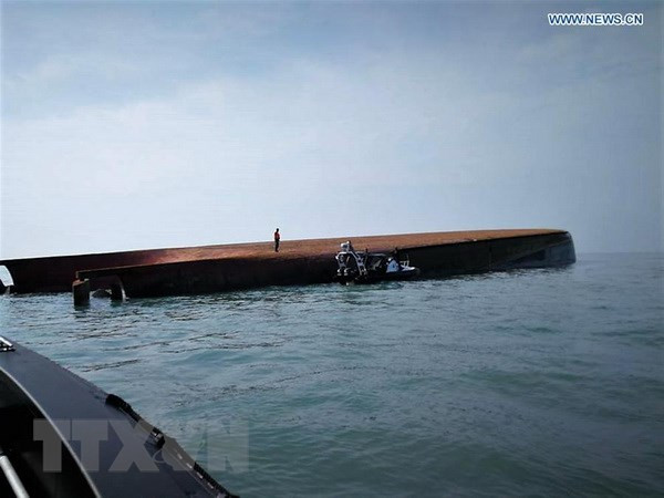 Decenas de desaparecidos tras hundimiento de buque frente a costas de Malasia ảnh 1 Decenas de desaparecidos tras hundimiento de buque frente a costas de Malasia ảnh 1