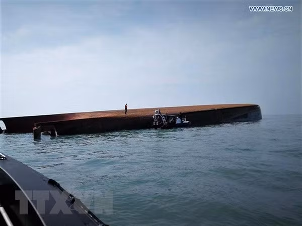 Decenas de desaparecidos tras hundimiento de buque frente a costas de Malasia ảnh 1